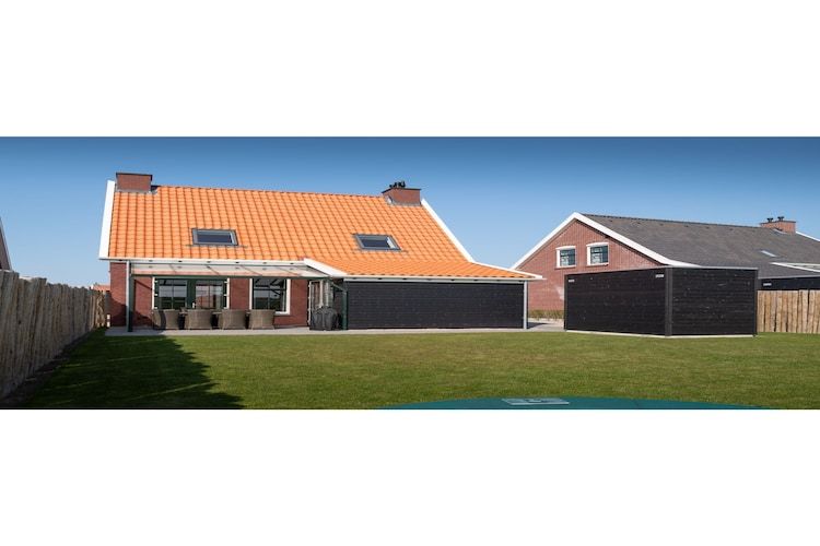 De buitenkant van 8 pers met jacuzzi in Colijnsplaat