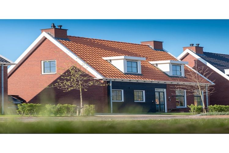 De buitenkant van 8 pers met jacuzzi in Colijnsplaat