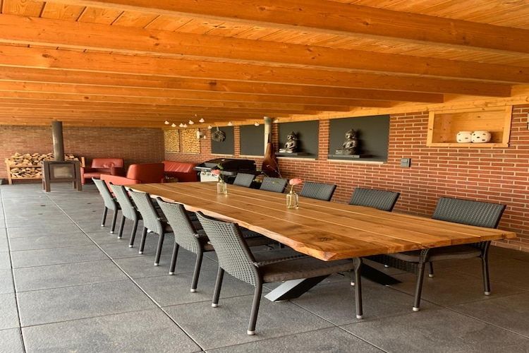 Het terras van Villa Grenszicht in Megchelen