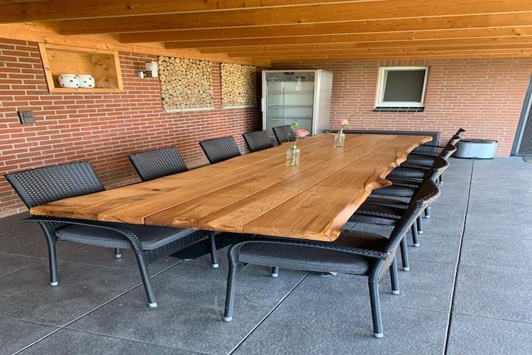 Het terras van Villa Grenszicht in Megchelen