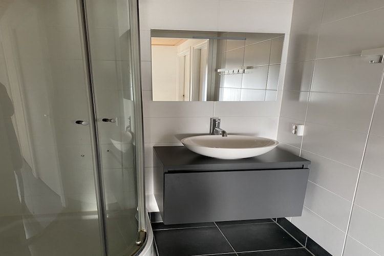 De badkamer van Chalet Doutzen in De Veenhoop