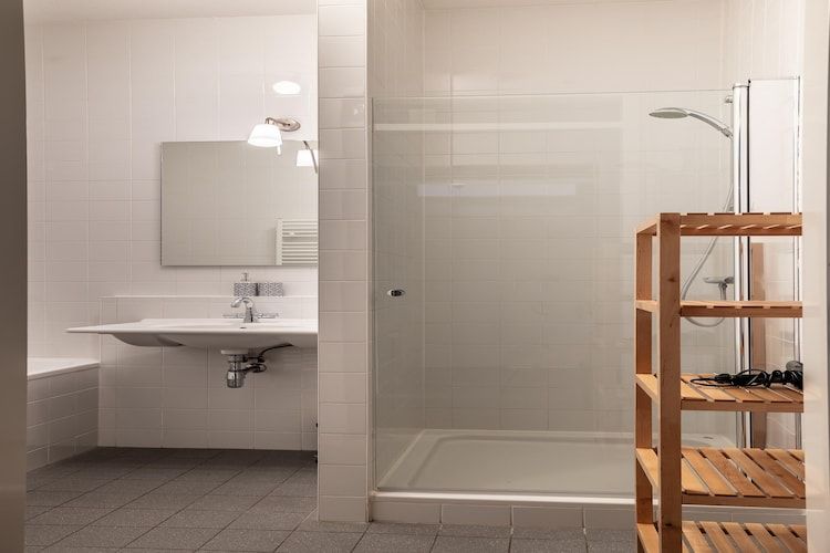 De badkamer van Scheveningen Harbour 56 in Den Haag