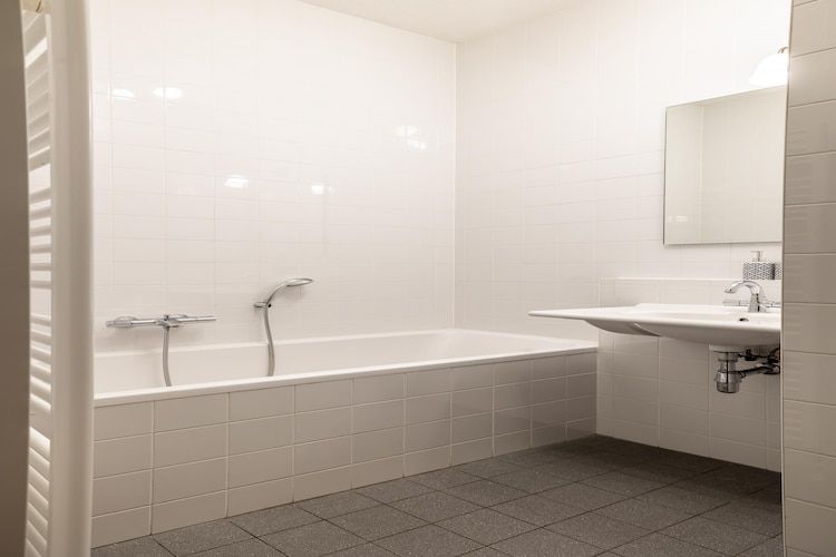 De badkamer van Scheveningen Harbour 56 in Den Haag