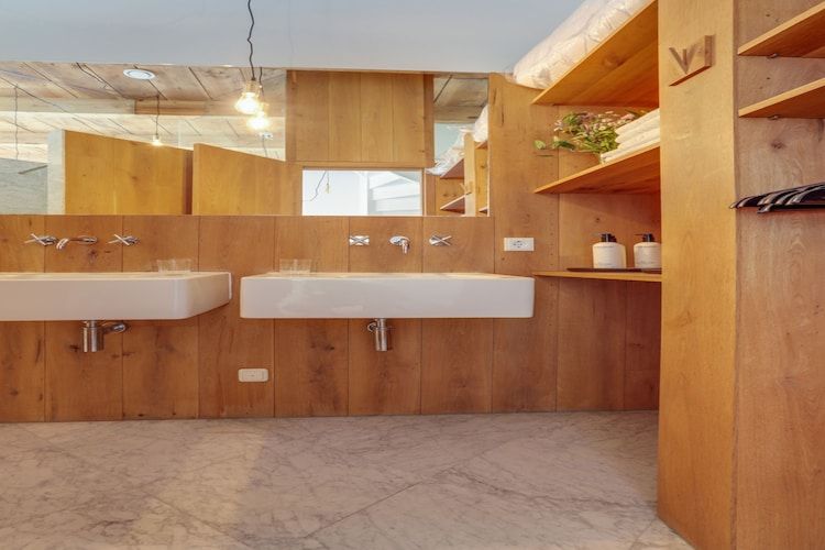 De badkamer van 'Herberg De Waard van Ternaard' in Ternaard