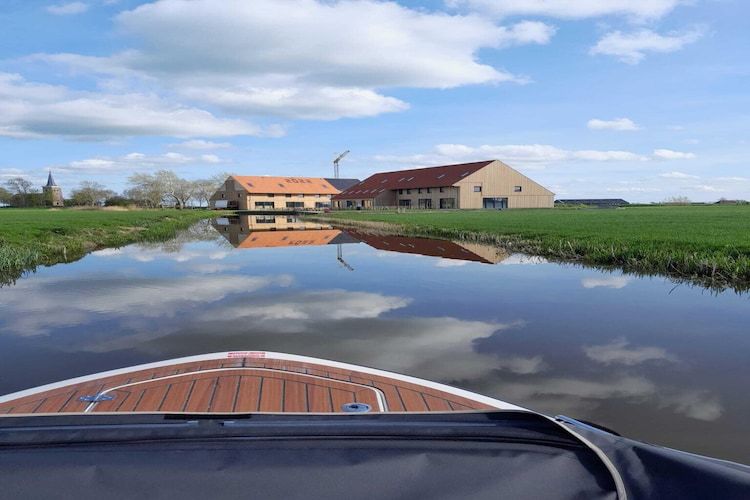 De buitenkant van combinatie van 2x 10 persoons woning in Leons