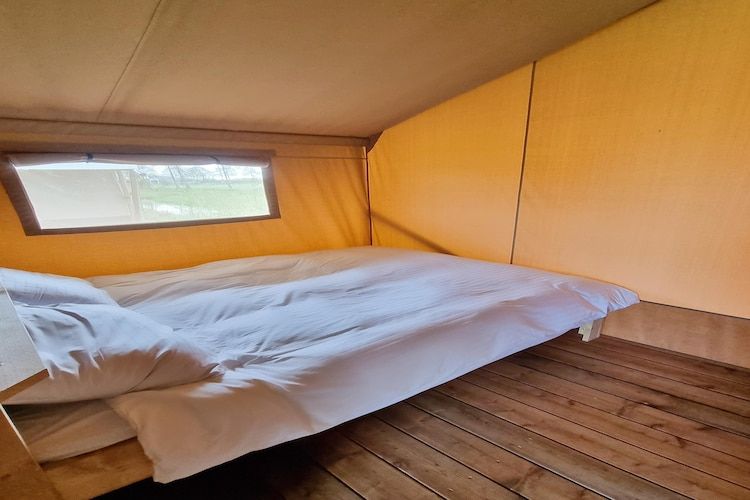 Een slaapkamer van Luxe glamping met badkamer 3 in De Veenhoop