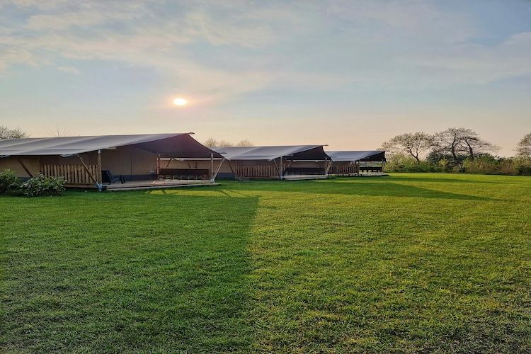 De buitenkant van Luxe glamping met badkamer 3 in De Veenhoop