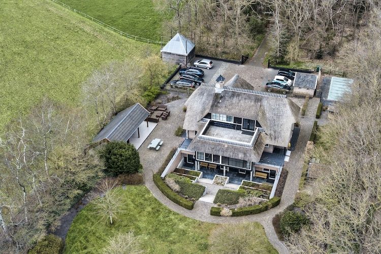 De buitenkant van Landhuis de Linde in Nijensleek